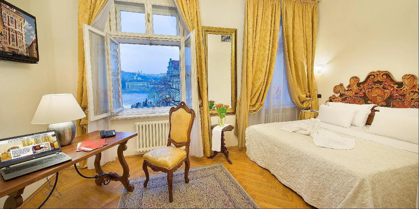 Charles Bridge Palace Praga
